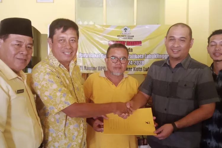 Rustam Efendi Ambil Formulir Calon Wakil Walikota di Partai Golkar