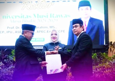 Hadiri Pelantikan Rektor Unmura, Bupati Ratna Sampaikan Pesan Ini