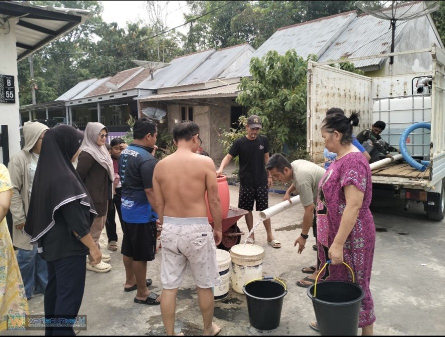 Peduli Warga di Tengah Kekeringan, Ketua RT 02 Taba Jemekeh Turun Langsung Bagikan Air Bersih