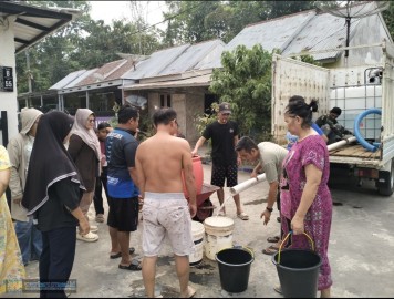 Peduli Warga di Tengah Kekeringan, Ketua RT 02 Taba Jemekeh Turun Langsung Bagikan Air Bersih