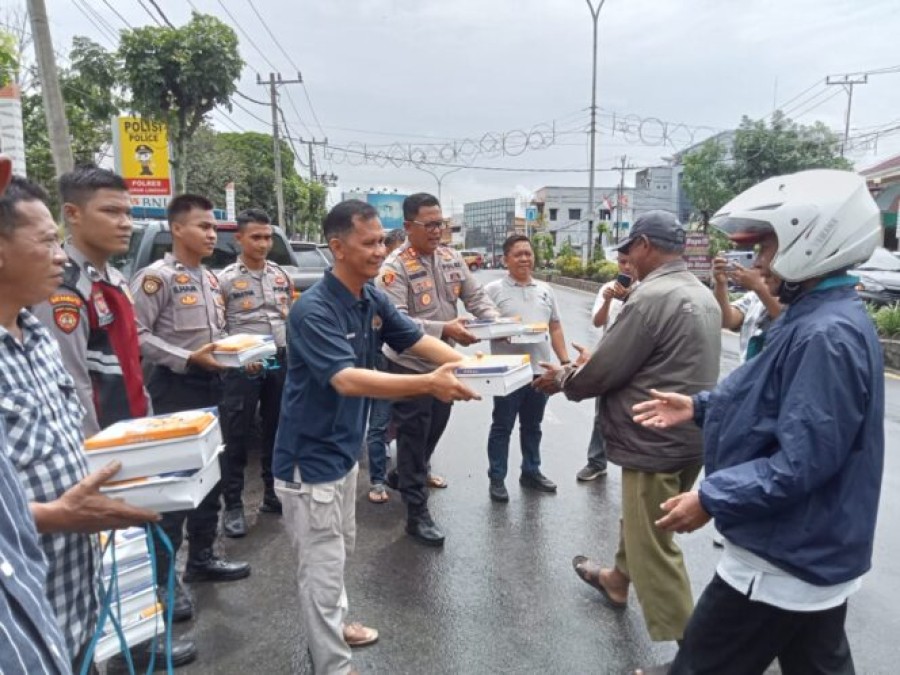 Wartawan di Kota Lubuklinggau Kompak Bersama Polisi Berbagi Rezeki