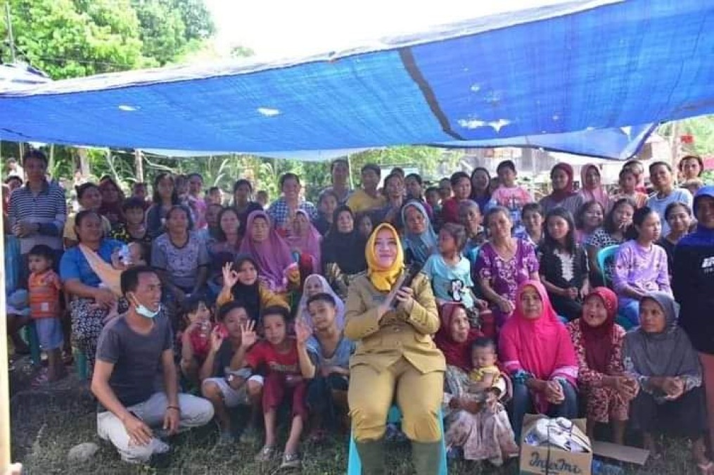 Bupati Musi Rawas Tinjau dan Salurkan Bantuan Korban Banjir di Desa Pelawe