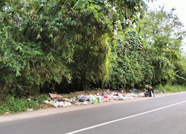 Sampah Menumpuk Hingga Siang Hari Belum Terangkut