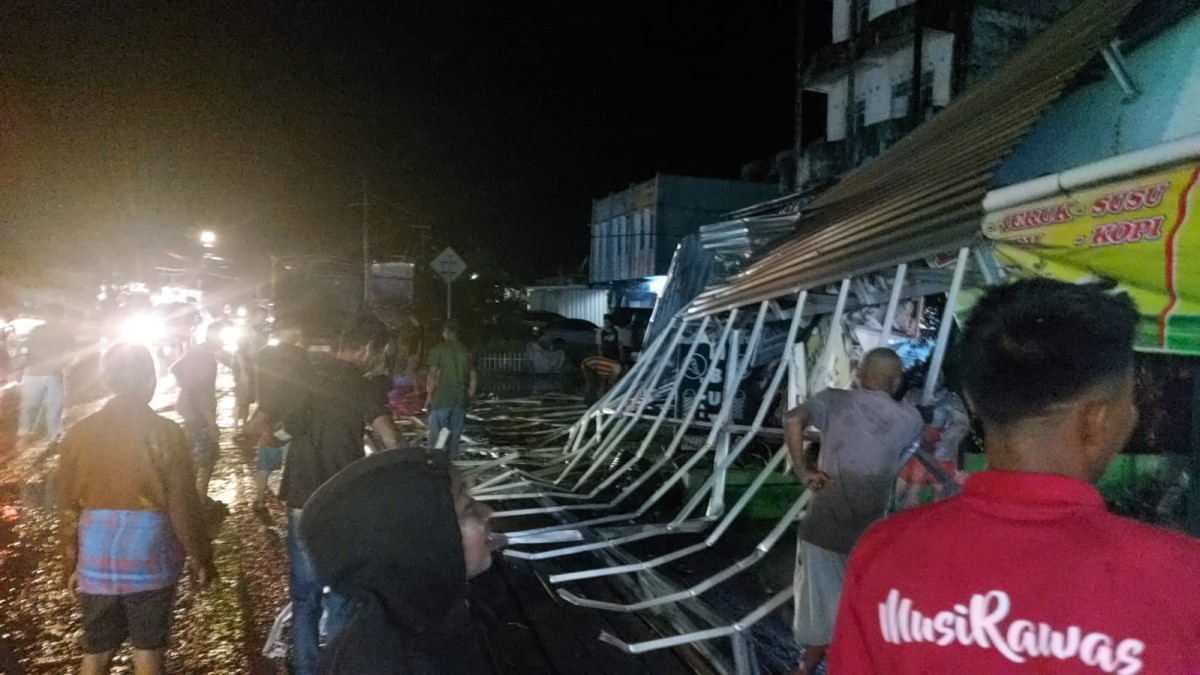 Jelang Berbuka Puasa Warga di Kota Lubuklinggau Kaget Berlarian Keluar Rumah Didatangi Angin Puting Beliung