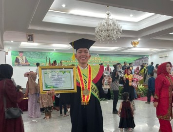 Banggakan Orang Tua Anak Wartawan Berhasil Raih Prestasi Predikat Wisudawan Terbaik