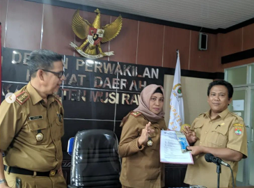 Selamat Menjalankan Tugas kepada Plt Sekwan Hj Rati Indah Plt Kassubag Rumah Tangga Meidianto